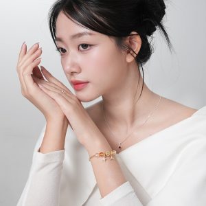 Vòng tay đá An gem đá năng lượng trắng mix vàng kèm charm phụ kiện phong thuỷ đeo tay