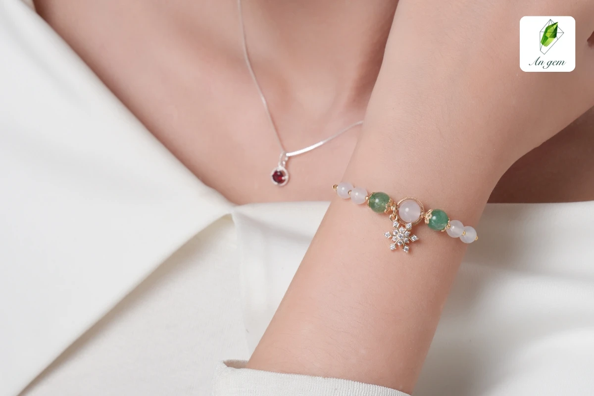 Mệnh Mộc đeo vòng đá màu gì để tăng cường tài lộc, vận khí?