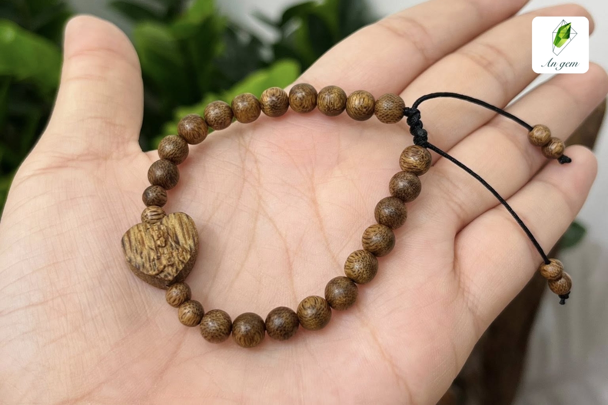Mệnh Thổ đeo vòng trầm hương được không? Top 5 mẫu vòng trầm hương cho mệnh Thổ