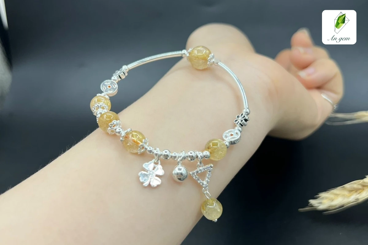 Nữ đeo vòng phong thủy tay nào thì hợp? Tại sao phải đeo vòng phong thủy đúng tay