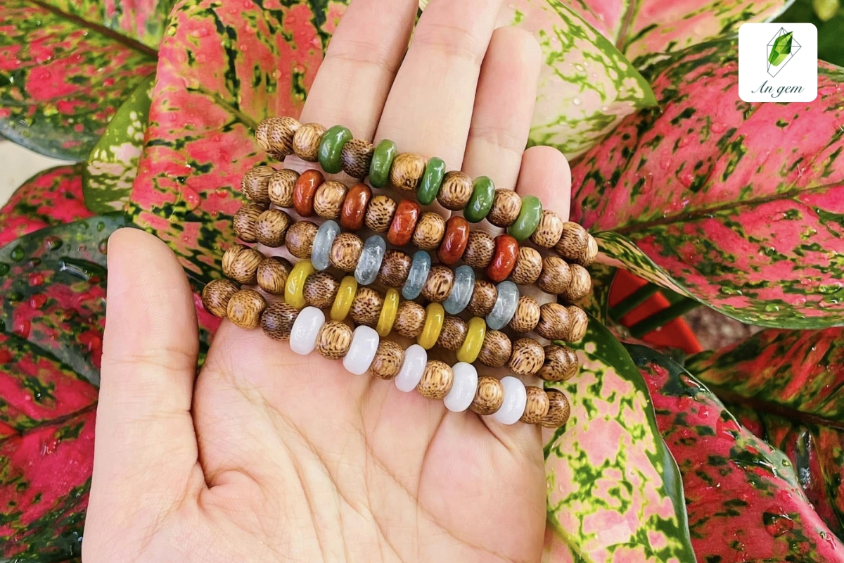 Tuổi bính tý đeo vòng phong thủy màu gì? Top 7 mẫu vòng phong thủy cho tuổi bính tý