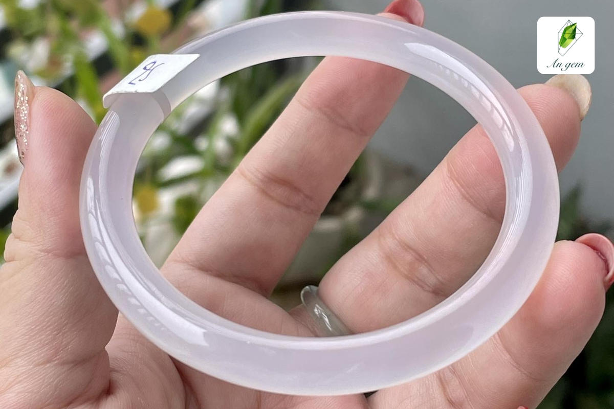 Giải đáp vòng bạch nguyệt quang hợp mệnh Kim không?