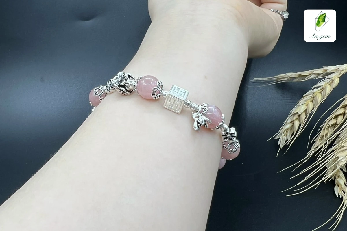 7 Mẫu vòng đá phong thủy mệnh Thổ cho nữ lý tưởng