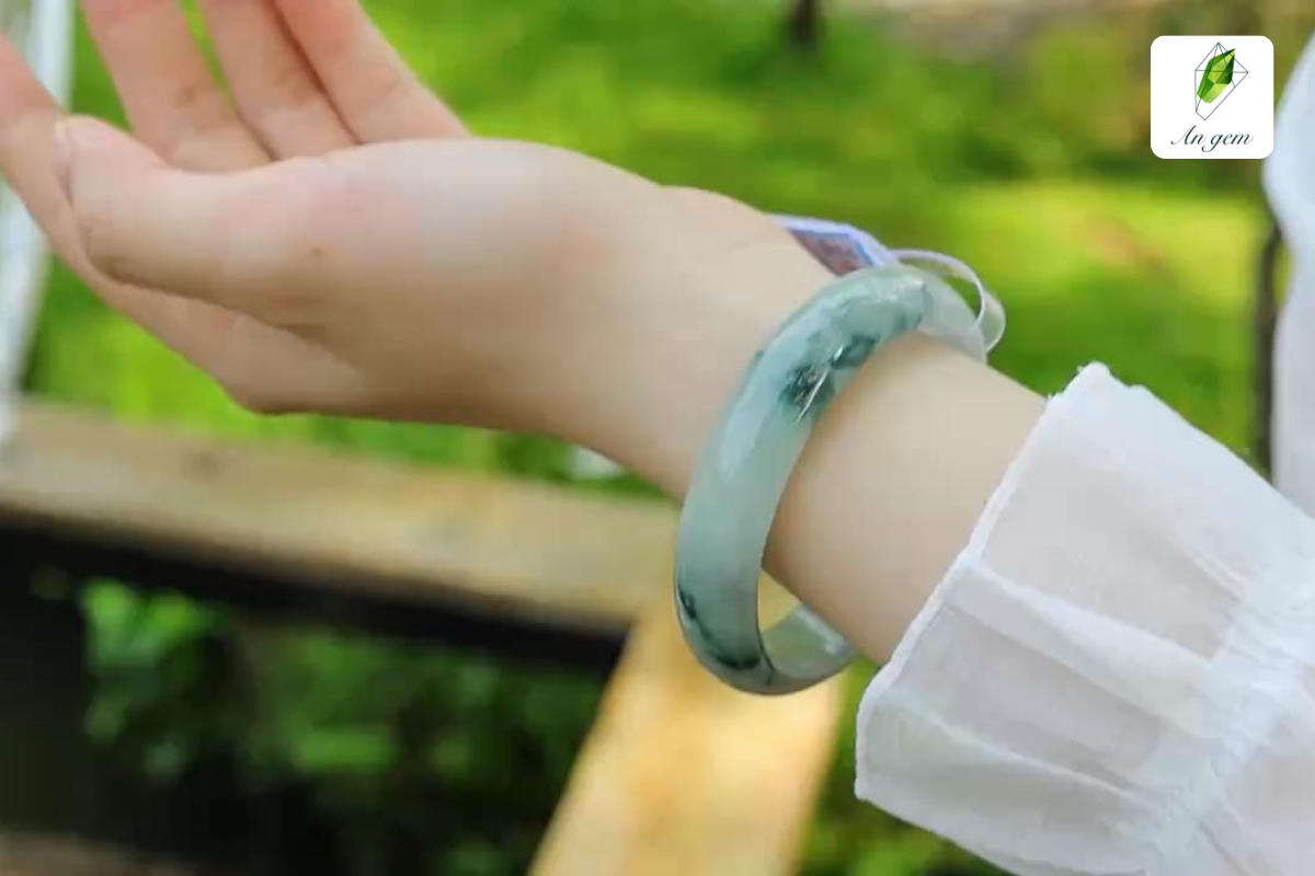 Mệnh Mộc đeo vòng cẩm thạch màu gì?