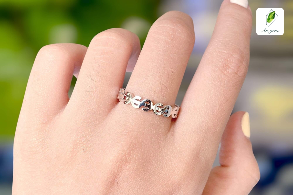Nữ mệnh Thổ đeo nhẫn kim tiền ngón nào để tăng vận khí?
