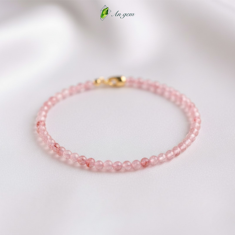 Đá thạch anh dâu tây hồng charm mạ vàng