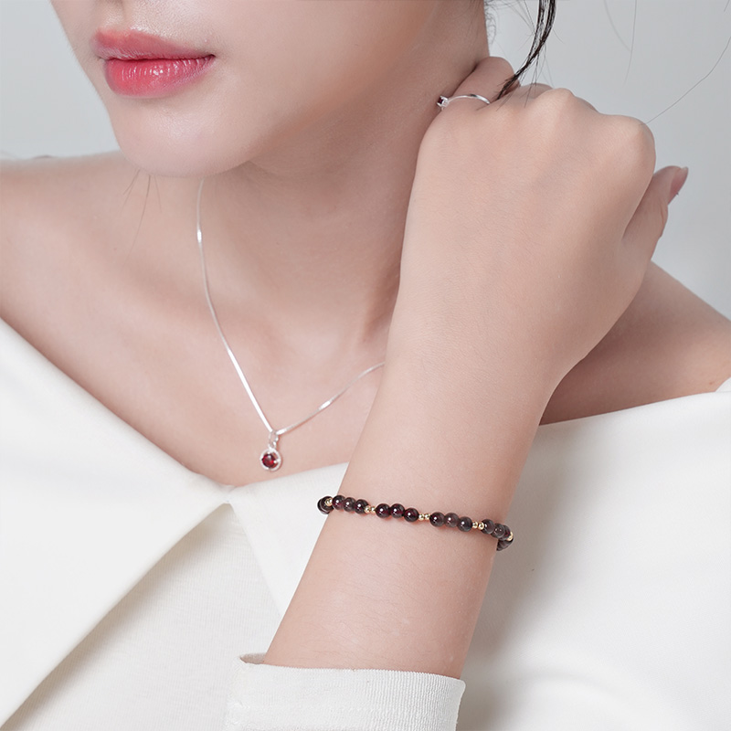 Vòng tay phong thuỷ đá Garnet mix cườm treo