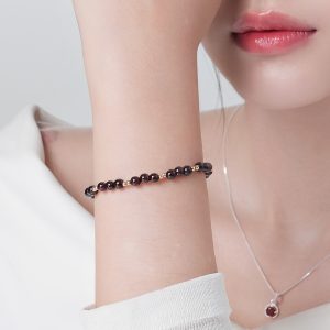 Vòng tay phong thuỷ đá Garnet mix cườm treo